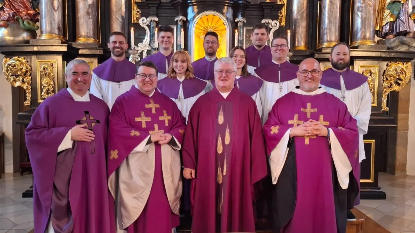 Die vier aus Pressath stammenden Geistlichen Alfons Kaufmann, Udo Klösel, Karl-Dieter-Schmidt und P. Isaak Grünberger (von links) mit den ehemaligen Ministrantinnen und Ministranten (Bild: Renate Kneidl)