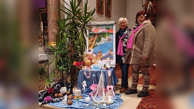 Elisabeth Dietz und Irene Zangl mit landestypischen Symbolen der Cookinseln. (Bild: Rita Schneeberger)