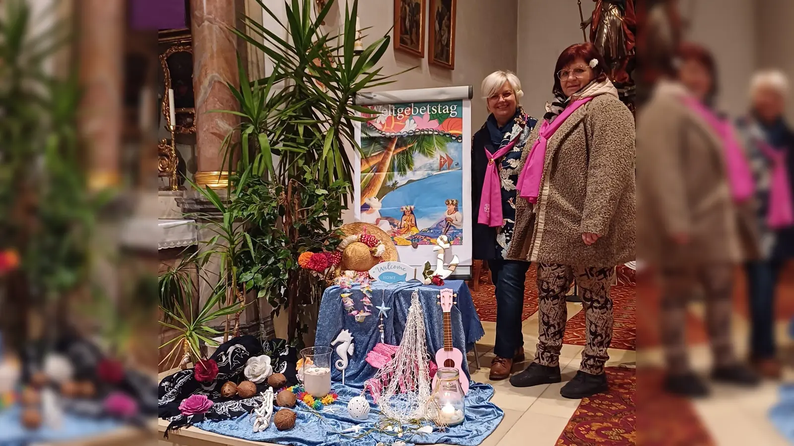 Elisabeth Dietz und Irene Zangl mit landestypischen Symbolen der Cookinseln. (Bild: Rita Schneeberger)