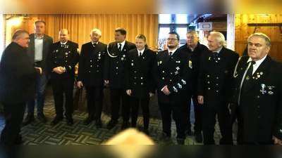 Von rechts: 1. Vorsitzender Englbert Eckart, Karl Schmidberger, Siegfried Woppmann, Ulli Kelnhofer, Jasmin Heinrich, Peter Heinrich, Karl Meier, Jürgen Hecht, Wolfgang Huber, BSB-Kreisvorsitzender Heinrich Scheidler (Bild: Schwarz Wolfgang)
