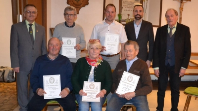 Die beiden OWV-Vorsitzenden Josef Enslein (links) und Peter Franz (rechts) dankten den fleißigen Helfern und langjährigen Mitgliedern im Namen des Waldvereins. Für 50 Jahre Mitgliedschaft wurde Karl Liebl sen. besonders gedankt. (Bild: gi)
