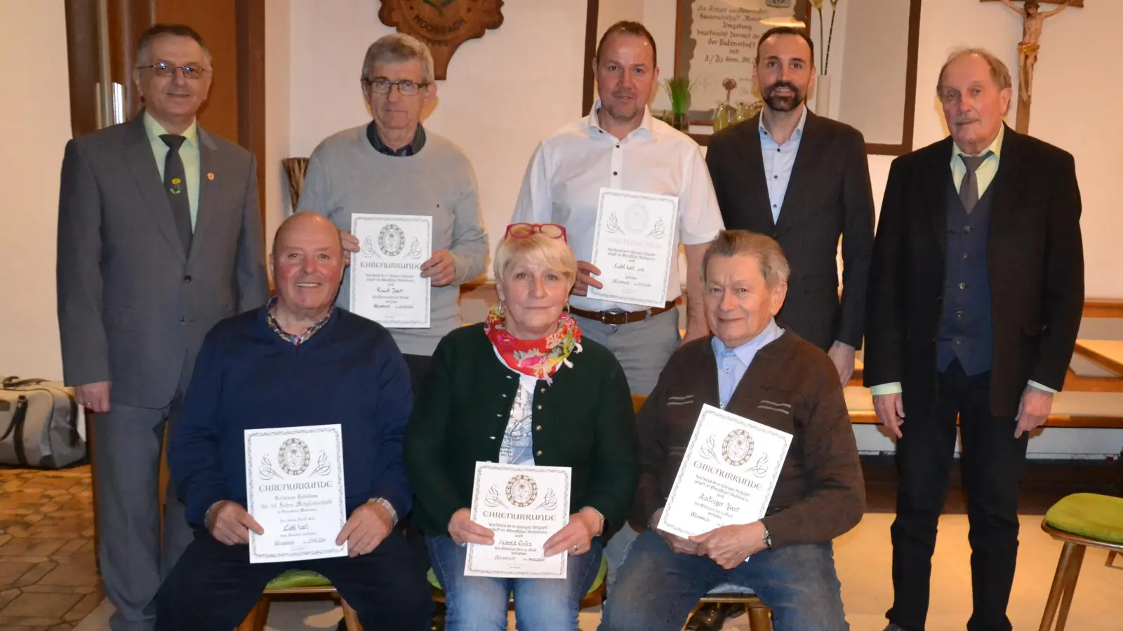 Die beiden OWV-Vorsitzenden Josef Enslein (links) und Peter Franz (rechts) dankten den fleißigen Helfern und langjährigen Mitgliedern im Namen des Waldvereins. Für 50 Jahre Mitgliedschaft wurde Karl Liebl sen. besonders gedankt. (Bild: gi)