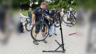 Radl-Check mit dem Radl-Schorsch (Bild: Annika Ceesay)