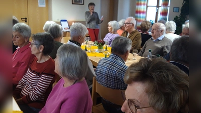 Therapeutin Barbara Wagner findet aufmerksame Zuhörer. (Bild: Siegfried Bock)