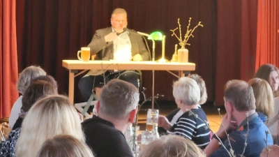 Selbst der spontane Wechsel vom tiefsten Oberpfälzer Dialekt direkt zur Berliner Schnauze war für Autor Fabian Borkner kein Problem. (Bild: Bettina Michl)