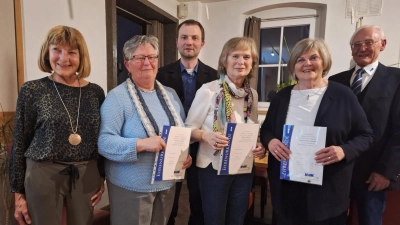 Die anwesenden Geeehrten mit Vorsitzendem Engelbert Ehbauer (rechts) Frauenvorsitzender Ingrid Herles (links) und 3. Bürgermeister Johann Kleber (Dritter von links). (Bild: Franz Wagner)