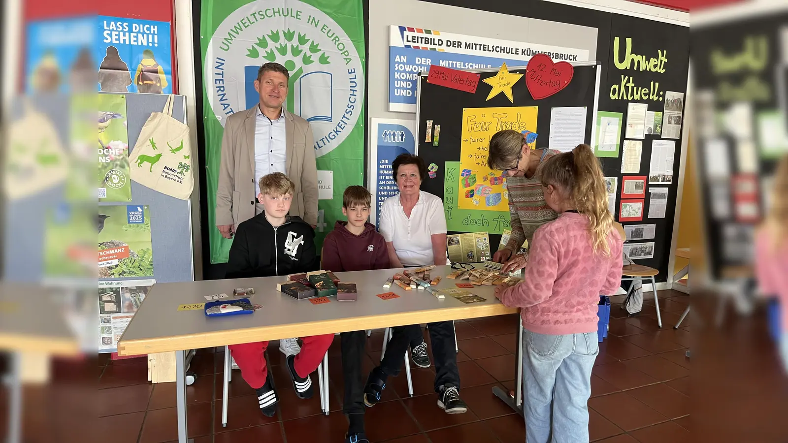 Schulleiter Florian Fuchs freut sich gemeinsam mit Studienrätin (MS) Felicitas Berger, Monika Rambach vom Eine-Welt-Laden Amberg und den Schülern über die gelungene Aktion (Bild: Katharina Kraus)