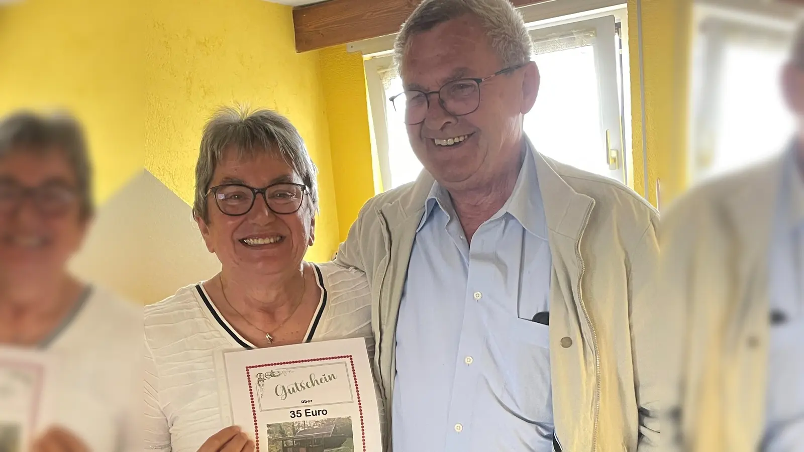 Die Jubilarin Christa Heuberger, erhielt vom 1. Vorstand Richard Sperber einen Hüttengutschein  (Bild: Gertrud Sperber)