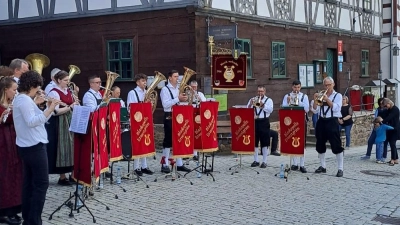 Auf dem Marktplatz in Bad Neualbenreuth gab die Blaskapelle Ernestgrün ein Standkonzert zum Muttertag. (Bild: Musikverein Ernestgrün/exb)
