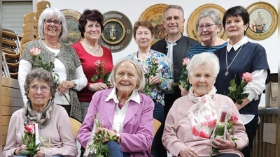 Gemeinsames Foto der Vorstandschaft mit den Jubilaren und Bürgermeister H. Böhm (Bild: Stefan Giehrl)