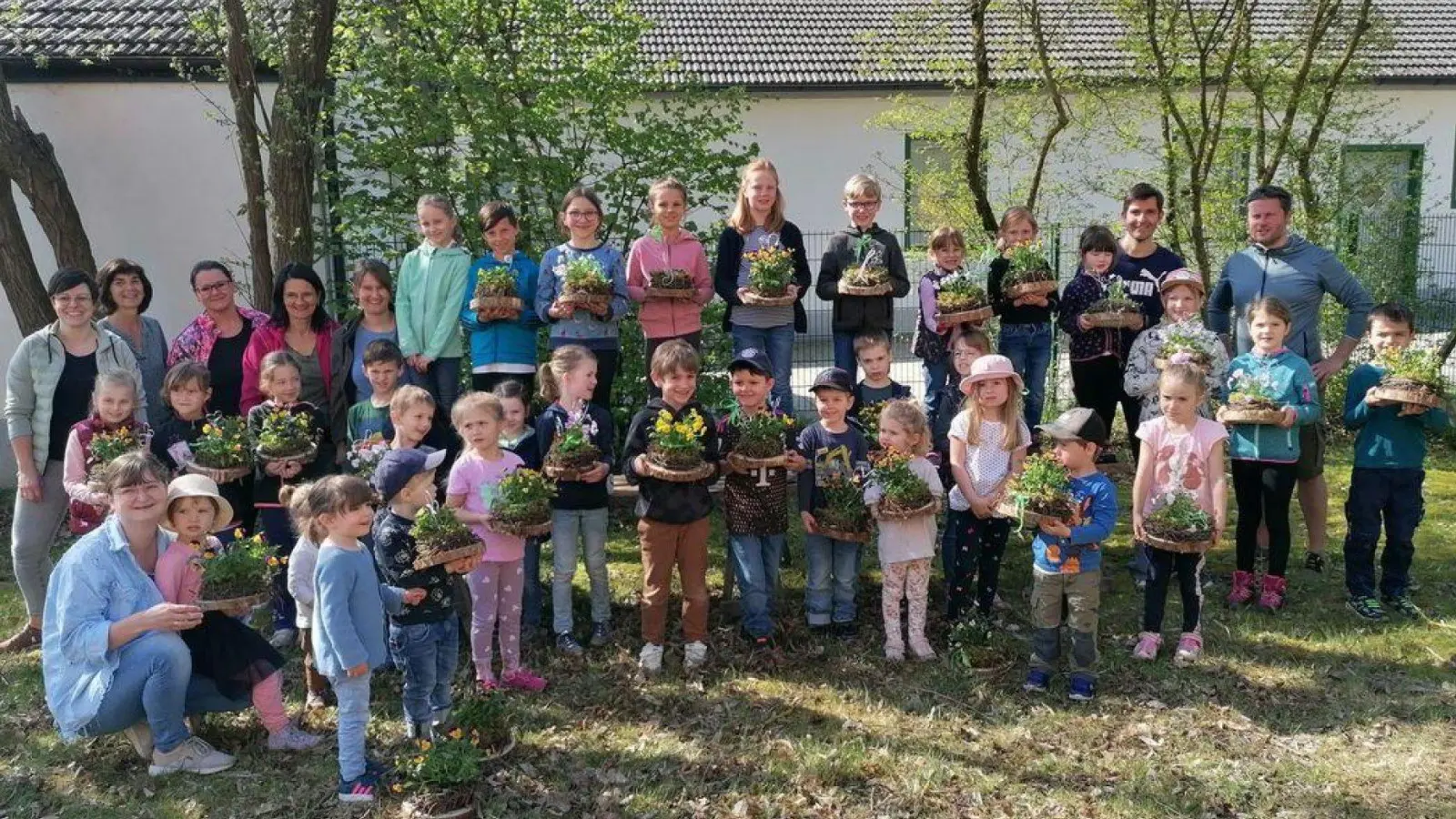 Die fleißigen Bastler mit ihren dekorativen Baumscheiben. (Bild: Sabine Krammer)