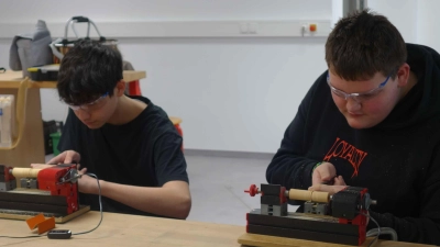 Drechselkurs in der Fichtelnaabtal-Mittelschule. (Bild: Alexander Köstler)