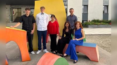 Die Einser- Absolventen (von links) Leon Naumann, Luis Ernstberger, Aleesha Shekh, Keysha Schraml, Klassenlehrer Dominik Eckert und Schulleiterin Anja Bräu.  (Bild: Dominik Eckert )