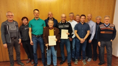 Die neu gewählte Vorstandschaft des VC Corona Weiden mit einigen geehrten Mitgliedern (Bild: Stefan Riebl)