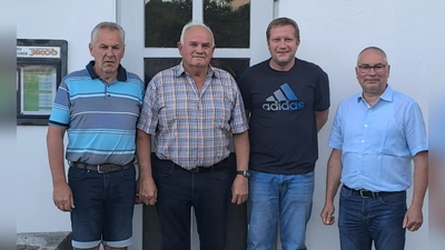 Zeigt die geehrten alten Vorstände der VG Weihern, von links Reinhard reis sen., Martin Mayer sen. Manuel Holzgartner sowie der VG Chef Thomas Baier.  (Bild: Hans Schlosser)