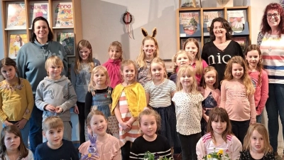 Bei der Osterveranstaltung in der Stadtbücherei Mitterteich wurden die Kinder betreut von Büchereimitarbeiterin Pia Heinrich (links hinten), Nicole Schuller vom Museumsteam (hinten, Zweite von rechts) und Viola Rieß, Leitung der Stadtbücherei (rechts). (Bild: Sabine Panzer/exb)