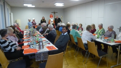 Bürgermeister Ludwig Biller hält dem Nikolaus bei seiner Rede den Stab (Bild: Siegfried Bock)