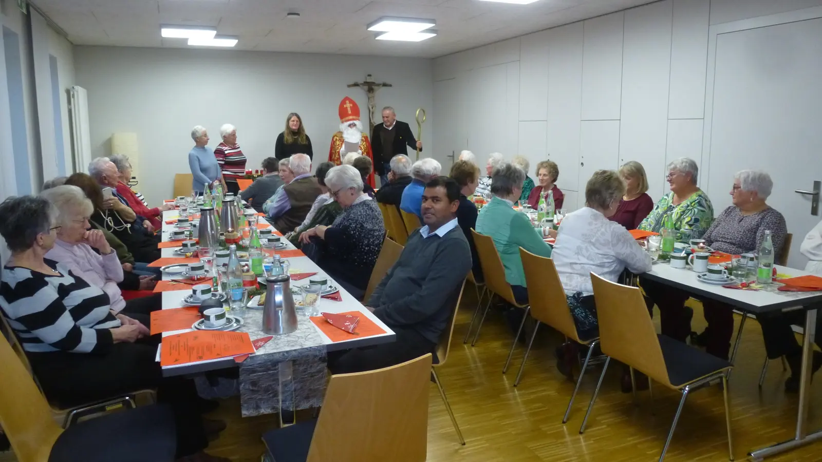Bürgermeister Ludwig Biller hält dem Nikolaus bei seiner Rede den Stab (Bild: Siegfried Bock)