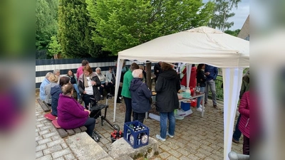 Nach der Maiandacht gemütliches Beisammensein am Nepomukplatz  (Bild: Petra Reil)