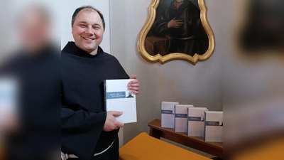 Pater Hieronim Jopek präsentiert in der Felixkirche die „Impulse des hl. Maximilian M. Kolbe“. Im Hintergrund ein Bild Kolbes, das ein italienischer Künstler für die Wallfahrtskirche gemalt hat.  (Bild: Martin Staffe)