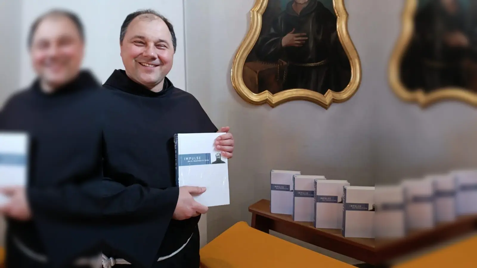 Pater Hieronim Jopek präsentiert in der Felixkirche die „Impulse des hl. Maximilian M. Kolbe“. Im Hintergrund ein Bild Kolbes, das ein italienischer Künstler für die Wallfahrtskirche gemalt hat.  (Bild: Martin Staffe)