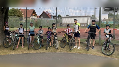 Freie Wähler Wiesau beteiligen sich mit einer geführten Radtour durch die Wiesauer Teichlandschaft am Ferienprogramm unseres Marktes Wiesau. Markus Schäffler (3. v. r.) und Helmut Gleissner (2. v. r.) (Bild: Markus Schäffler)