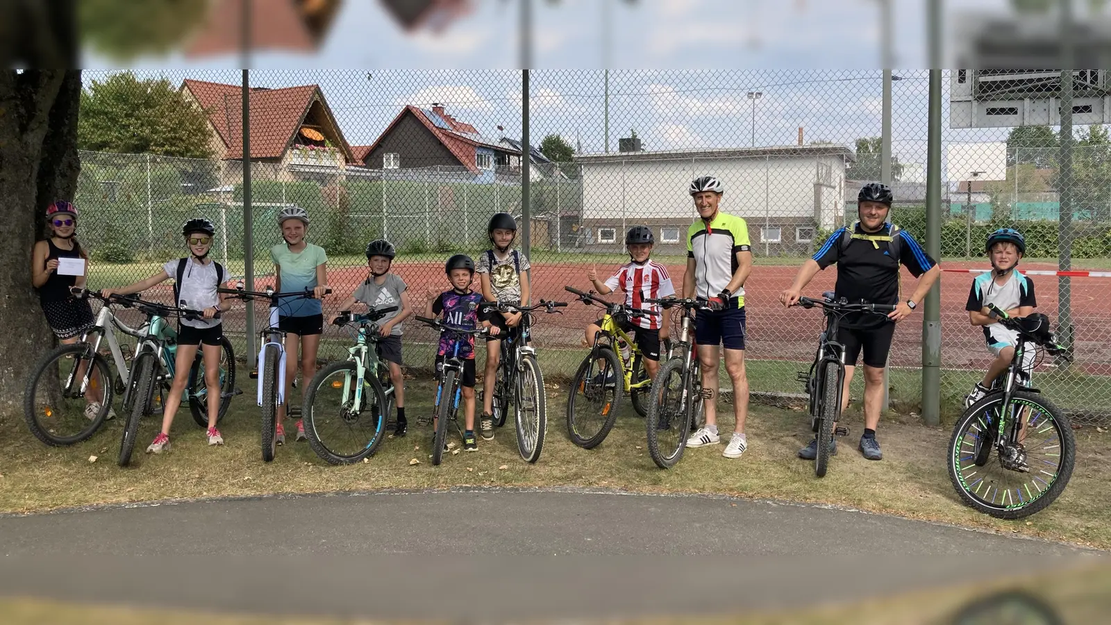 Freie Wähler Wiesau beteiligen sich mit einer geführten Radtour durch die Wiesauer Teichlandschaft am Ferienprogramm unseres Marktes Wiesau. Markus Schäffler (3. v. r.) und Helmut Gleissner (2. v. r.) (Bild: Markus Schäffler)