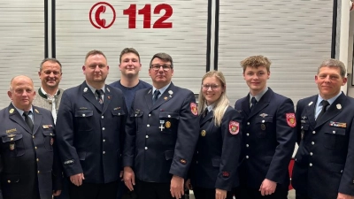 von links nach rechts: KBI Martin Weig, BGM Anton Kappl, stellv. KDT Gerd Scharff, Gerätewart Roman Scharff, KDT Manuel Tschierschke, Jugendwartin Laura Scharff, stellv. Jugendwart Peter Scharff, KBM Christian Demleitner, (Leiter Atemschutz Klaus Frischholz nicht im Bild)  (Bild: Dominik Friedl)