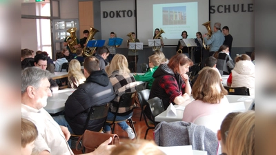 Erfreulich viele Schülerinnen und Schüler der vierten Klassen der umliegenden Grundschulen nahmen mit ihren Eltern das Angebot wahr, sich umfassend über die Doktor-Eisenbarth-Mittelschule zu informieren und in den Unterricht hinein zu schnuppern.  (Bild: Werner Winderl)