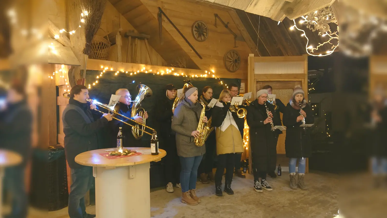 Die kleine Besetzung der Blaskapelle Gleiritsch sorgt mit weihnachtlichen Melodien für angenehme Stimmung (Bild: sgs)
