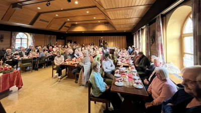 Auf dem Bild, die über 100 Besucher bei der Adventfeier der Pfarreiengemeinschaft Neusorg/Pullenreuth. (Bild: Alexander Hörl )