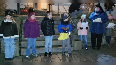 Die Kinder lesen und spielen die Geschichte „Die Halle mit Licht füllen” mit ihrer Religionslehrerin Kerstin Wallmeyer nach.  (Bild: Kerstin Wallmeyer)