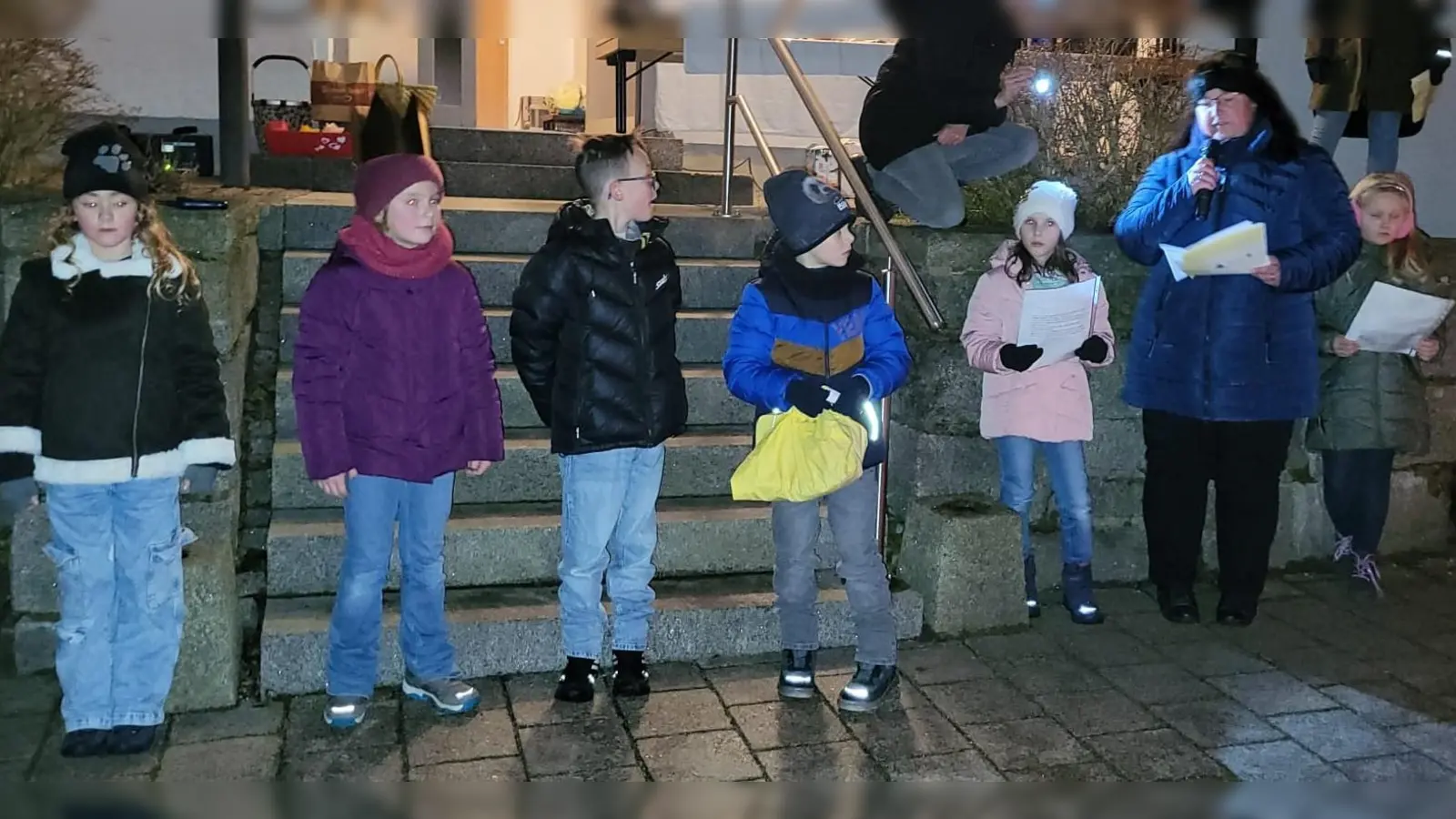 Die Kinder lesen und spielen die Geschichte „Die Halle mit Licht füllen” mit ihrer Religionslehrerin Kerstin Wallmeyer nach.  (Bild: Kerstin Wallmeyer)