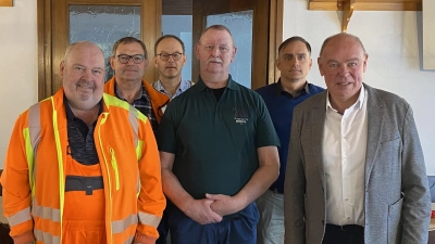 Gruppenbild mit Ersten Bürgermeister Roland Strehl - Bildmitte: Bernhard Schröder (Bild: Stefan Hahn)