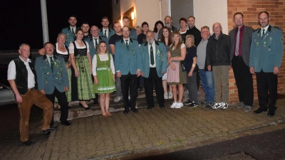 Groß war die Zahl der Mitglieder des Schützenvereins Mendorferbuch-Egelsheim, die bei der Königsproklamation für ihre treuen Dienst geehrt worden sind. Dazu gratulierten Bürgermeister Florian Junkes (2.v.re) und Schützenmeisterin Barbara Guttensberger.(3.v.li) (Bild: Paul Böhm)