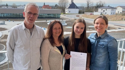 Stolz auf die Leistungen von Hanna Lorenz sind auch die Mathematik-Lehrkräfte Katrin Schmidt und Ralf Bäuml sowie Realschulkonrektorin Julia Emmerling. (Bild: Hermann Daubenmerkl)
