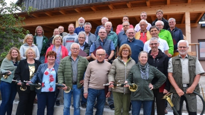 Mitglieder des Männerchors und der Hahnbacher Jagdhornbläser haben schon öfter gemeinsam musiziert. Zusammen mit dem Ehenfelder Kirchenchor freuen sie sich auf viele Besucher bei der offenen Singstunde im Gemeinschaftshaus. (Bild: Fritz Dietl)