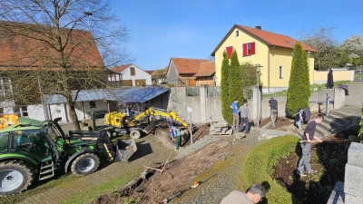 Viele Vereinsmitglieder begannen am Samstag mit der Neugestaltung des Dorfplatzes. (Bild: Hans-Jürgen Schlosser/exb)