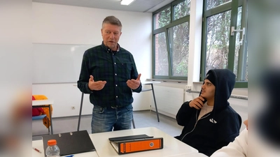 Betriebsleiter Rainer Stammler übte mit jungen Leuten aus dem BVJ die Praxis der Vorstellungsgespräche. Bild: Bettina Bauer  (Bild: Wolfgang Lorenz)