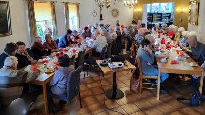 Bei Kaffee und Kuchen ging man auf die Zeitreise in die Vergangenheit von Tännesberg.  (Bild: Nicklas/exb)