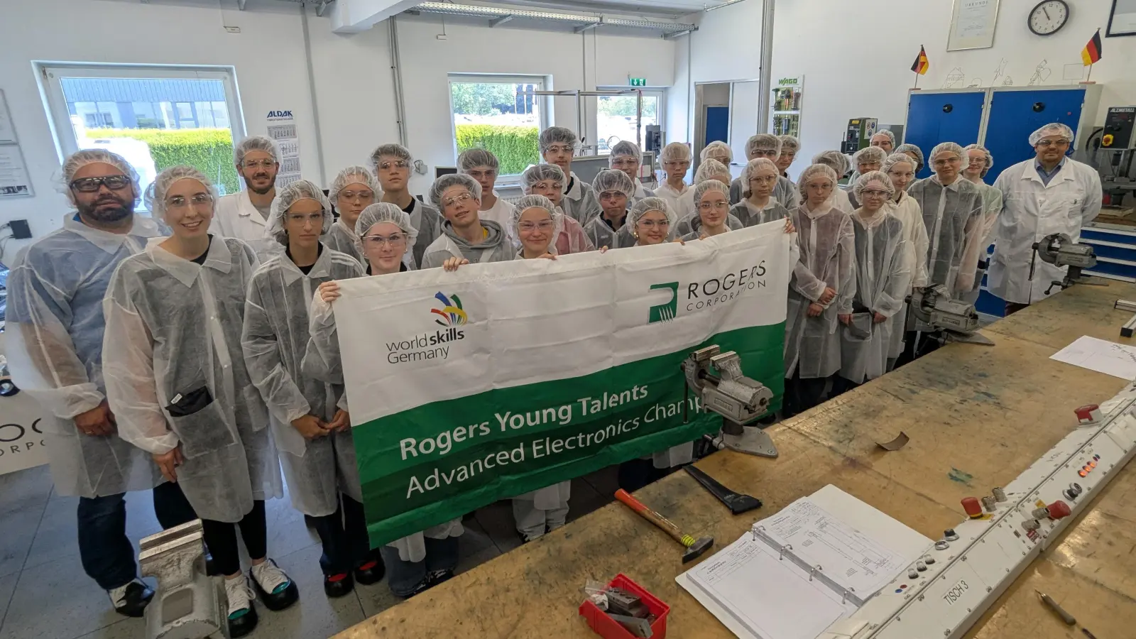 Neustädter Lobkowitz-Realschule erkundet „Eschenbacher Silicon Valley” (Bild: Alexander Gröger )