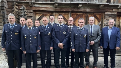 Von links: Johann Spies, Stefan König, Franz Kugler, KBM Alexander Graf, Christian Lindner, KBI Armin Daubenmerkl, Mathias Niebler, KBR Christof Strobl, Andreas Bruckmüller, Landrat Richard Reisinger, 3. Bürgermeister Hans Seitz. (Bild: Christine Hollederer)