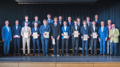Die Jahrgangsbesten sowie die Talentschüler der Realschule im Stiftland zusammen mit Schulleiter Stephan Drexler, Landrat Roland Grillmeier sowie vom Förderverein Prof. Dr. Edwin Schicker und Bruno Salomon (Bild: Tobias Frauendorfer)