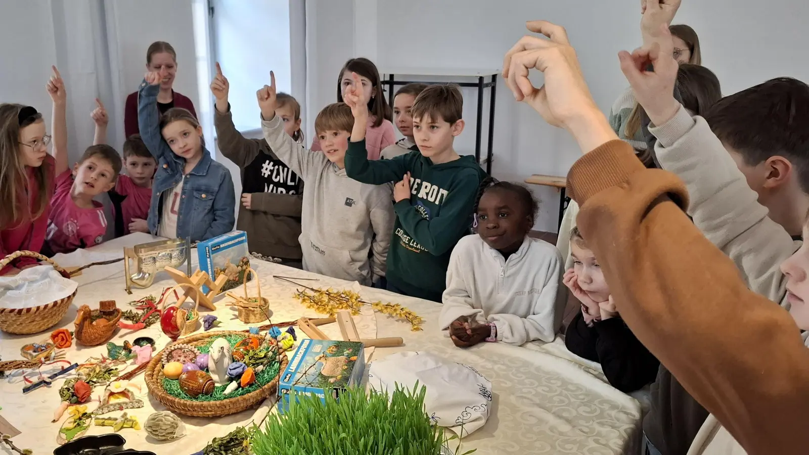 Die Kinder hatten viele Fragen – und waren mit Feuereifer bei der Aktion dabei. (Bild: Lisa Neumann)