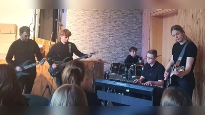 Die von Schülern gegründete Band sorgte mit dem Ärzte-Song „Schrei nach Liebe“ für die passende Stimmung vor der Theateraufführung. (Bild: Franziska Hofstetter)