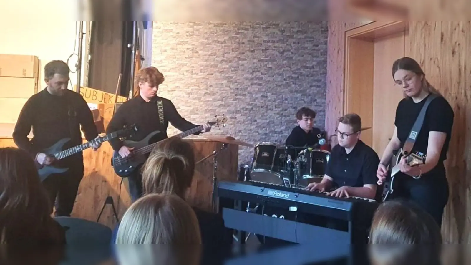 Die von Schülern gegründete Band sorgte mit dem Ärzte-Song „Schrei nach Liebe“ für die passende Stimmung vor der Theateraufführung. (Bild: Franziska Hofstetter)