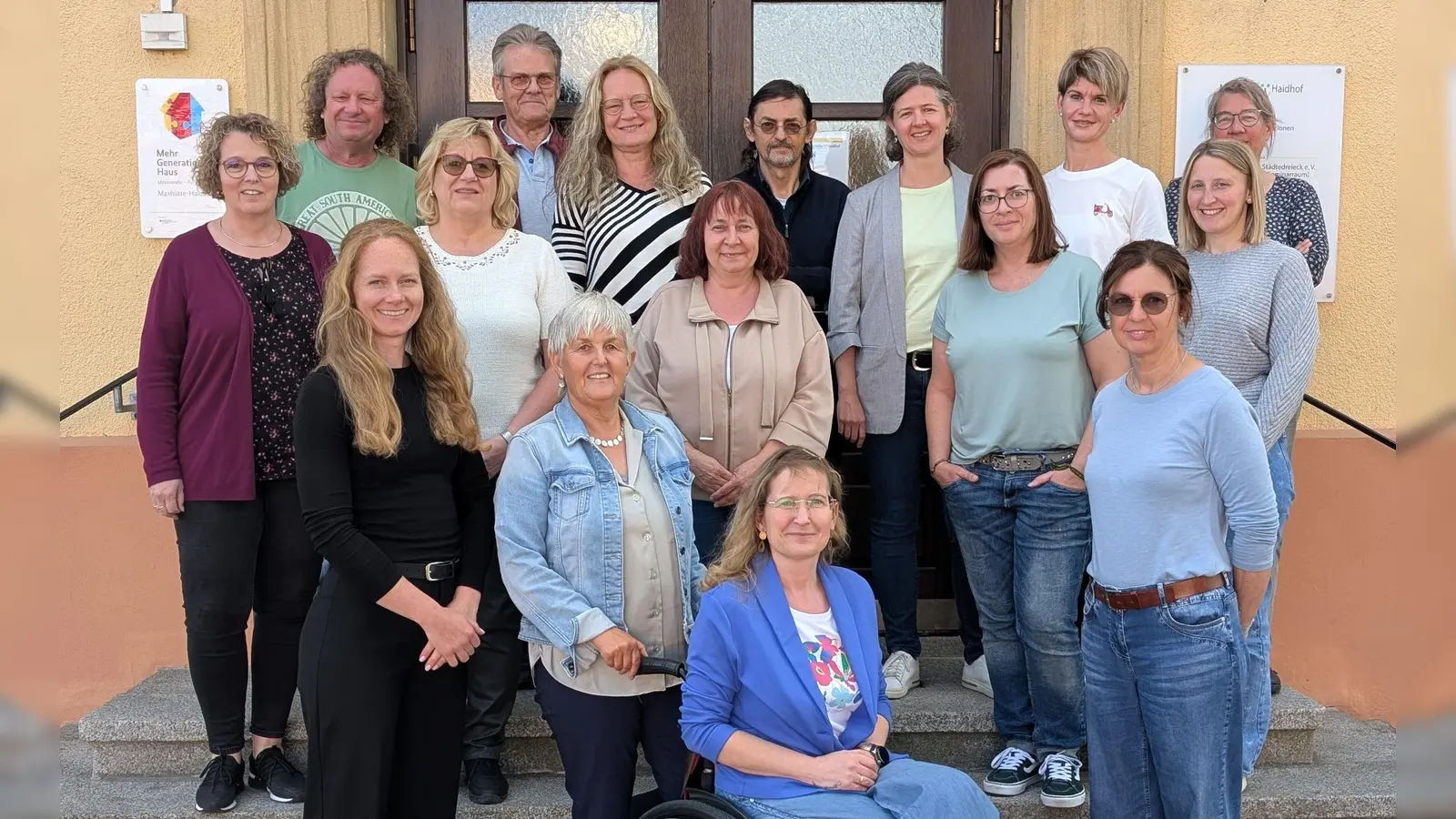 Gleichstellungsbeauftragte Helga Forster (vorne Mitte) mit den Familien- und Behindertenbeauftragten und Akteurinnen und Akteuren des Lokalen Bündnisses für Familien. (Bild: Manuel Lischka)