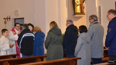 Weit über 20 Paare ließen sich am Valentinstag einzeln den Segen von Pfarrer Klösel erteilen.  (Bild: Peter Garreiss)