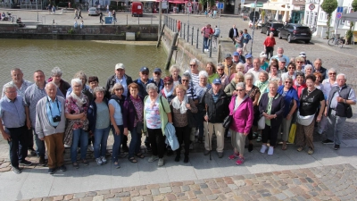 Die Reiseteilnehmer im Hafen von Husum (Bild:  Brigitte Rosner)