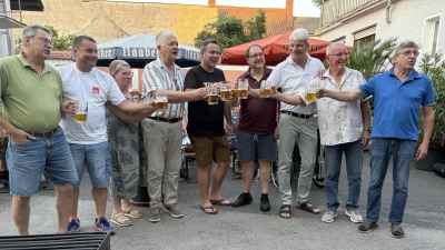 Auf einen schönen Abend wurde zu Beginn des SPD-Sommerfestes angestoßen. (Bild: Reinhold Strobl)